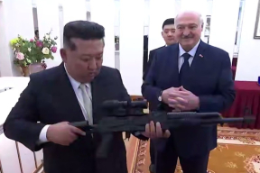 Лукашенко подарил Ким Чен Ыну автомат и три бутылки спиртного